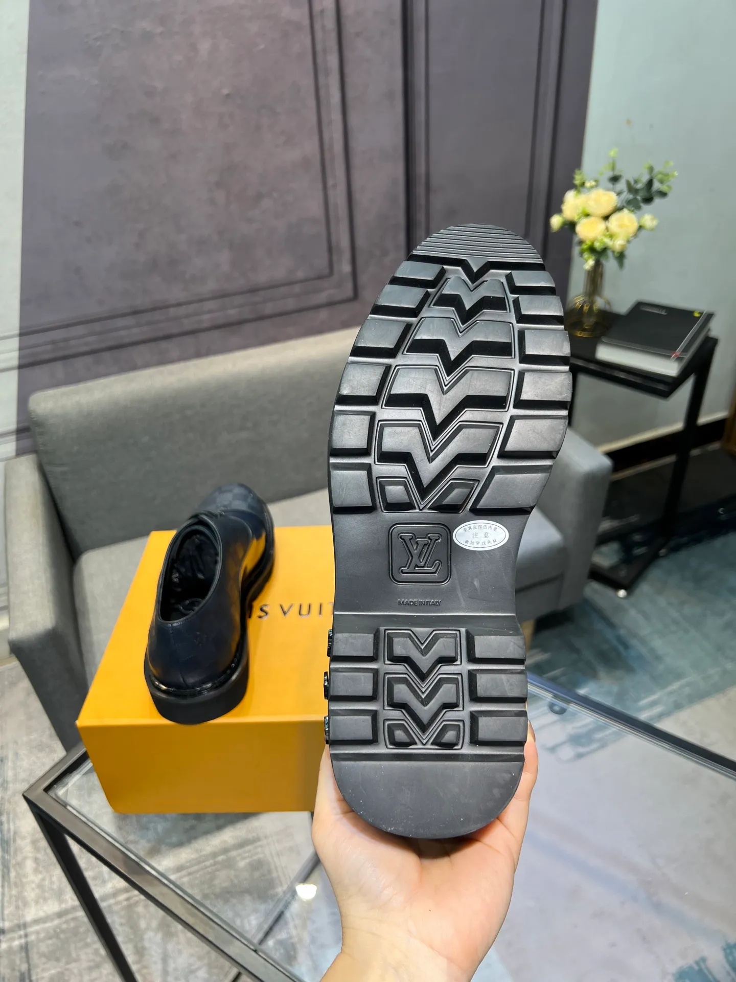 Men's shoes 💰820 [LV] - High-end quality - Upper: 🔝 tumbled cowhide, Nappa cowhide, brand logo sewn on shoe body - Lining: cowhide, foot pads; water-dyed cowhide - Outsole: TPR·rubber foam; two-color molded outsole -Super high quality control·Fine workmanship: highlighted (high-end·luxury·grade) -Size: 39-44 (38 45 can be customized)